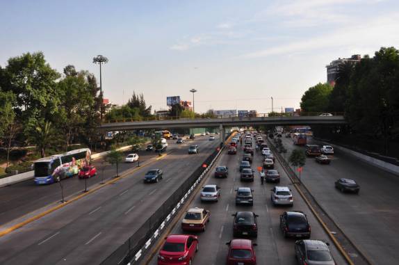 Uma das dezenas de freeways que cortam a Cidade do México, capital do país